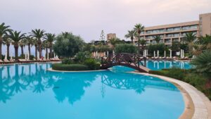 Ξένοι στον τόπο μας: τί έχει απομείνει από το Αθάνατο ελληνικό καλοκαίρι;