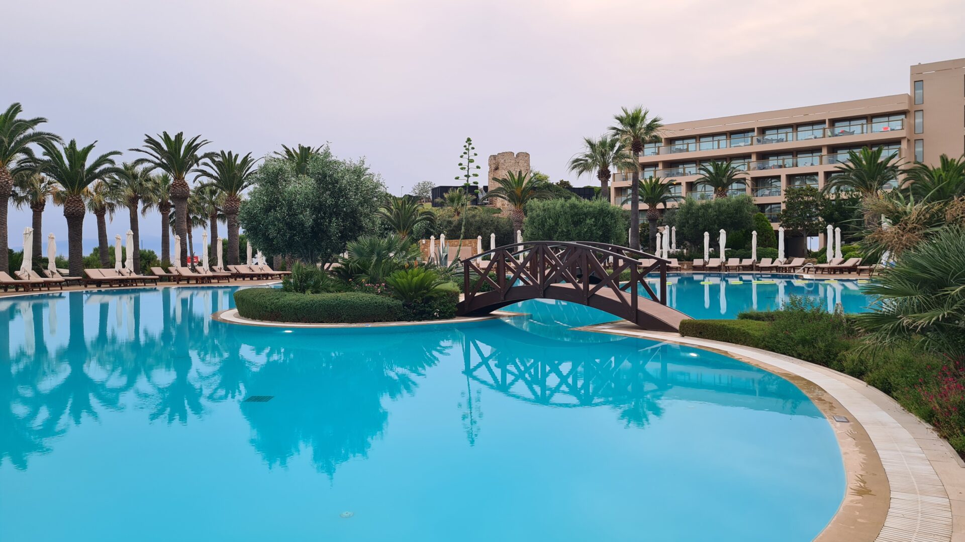 Ξένοι στον τόπο μας: τί έχει απομείνει από το Αθάνατο ελληνικό καλοκαίρι;