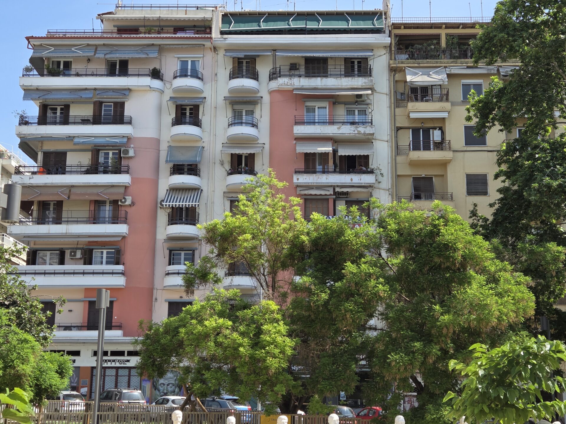 ΤΑ ΕΝ ΔΗΜΩ, ΕΝ ΟΙΚΩ: πώς απαλλοτρίωση και αντιπαροχή μπορούν να λύσουν το στεγαστικό