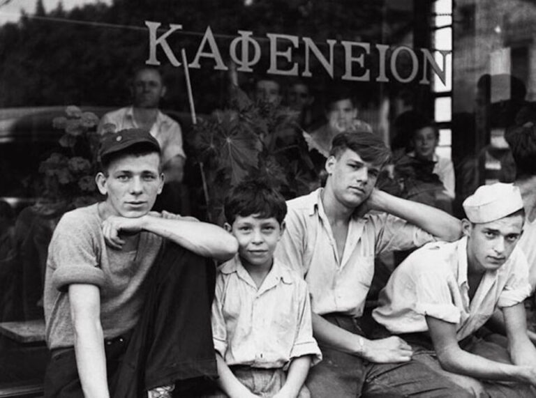 GRE-gain: ΑΠΟ ΤΟ «SICK OF BEING GREEK» ΣΤΟ «CHIC TO BE GREEK»